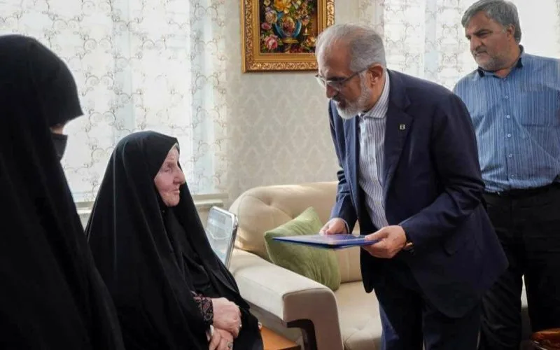 ادای احترام مدیرعامل بانک مسکن به مقام شامخ سپهبد شهید پاکپور