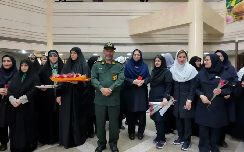 تجليل جامعه فعالان اجتماعی شرق اهواز از پرستاران و کارکنان بیمارستان بزرگ نفت تجليل جامعه فعالان اجتماعی شرق اهواز از پرستاران و کارکنان بیمارستان بزرگ نفت