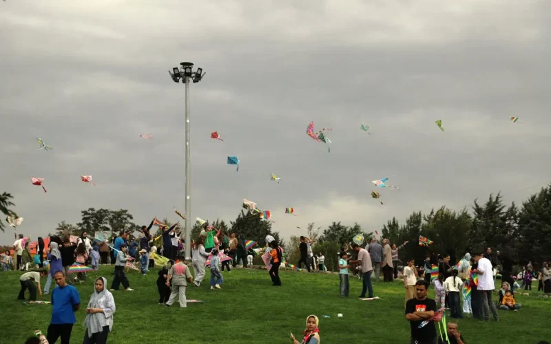 روز شادی بچه‌های قزوین در جشن بزرگ پرواز بادبادک‌ها رقم خورد