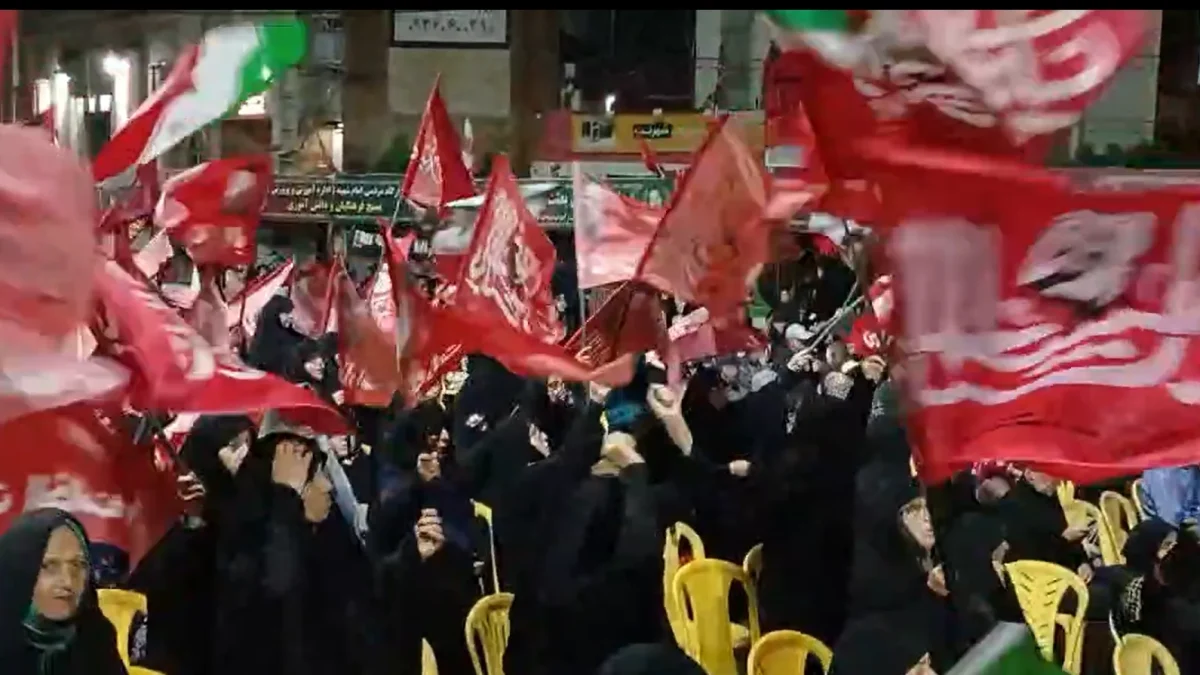 حضور مردم چالوس در دویست‌وسی‌ونهمین شب اجتماع؛ ایستادگی زیر باران
