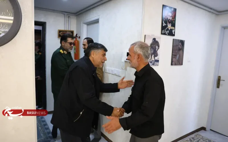 دیدار فرمانده مرکز خدمات کارکنان و بنیاد تعاون کل سپاه با خانواده شهید «امین کرمی» در همدان دیدار فرمانده مرکز خدمات کارکنان و بنیاد تعاون کل سپاه با خانواده شهید «امین کرمی» در همدان