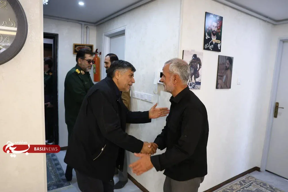 دیدار فرمانده مرکز خدمات کارکنان و بنیاد تعاون کل سپاه با خانواده شهید «امین کرمی» در همدان